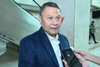Anggota Komisi II DPR RI Mardani Ali Sera mengkritisi terkait minimnya waktu pembahasan Rancangan Undang-Undang Daerah Khusus Jakarta (RUU DKJ).

Hal itu termasuk juga mengenai polemik pemilihan gubernur DKJ yang dilakukan oleh presiden, bukan melalui pilkada sebagaimana tertuang dalam Pasal 10 ayat (2) RUU DKJ.
 
“(RUU DKJ) mesti dibahas di masa sidang ini, karena harus diketok selesai sebelum 15 Februari. Sementara tanggal 6 (februari) kita sudah reses lagi, jadi dari sekarang sampai tanggal 6 Februari akan dibahas. Pasal-pasal kontroversi akan dibuka akan dibuka ke publik dan kami berharap itu bisa dijaga bersama, termasuk kita tolak bahwa Gubernur DKI ditunjuk oleh Presiden,” kata Mardani, Selasa (16/1/2024).
 
Mardani juga menilai rentan waktu yang ada untuk membahas RUU DKJ ini dinilai kurang, sehingga ada terkesan buru-buru dari pemerintah untuk mengesahkan RUU DKJ ini.
 
“Terlalu terburu-buru. Karena saya kira ada kelalaian dari pemerintah mestinya dapat waktu dua tahun sejak undang-undang IKN disahkan mereka bisa menyiapkan untuk dibahas. Tapi karena memang disepakatinya di last minute, akhirnya yang terjadi kita akan membahasnya (RUU DKJ) secara rushing (terburu-buru),” sambung Politisi PKS ini.
 
Sebelumnya, Legislator Dapil DKI Jakarta I ini juga sempat menyatakan bahwa ia melihat ada kejanggalan dari munculnya RUU DKJ ini.
 
“Awal pembahasannya setahu saya (RUU) ini usulan pemerintah. Kami pernah diundang Kemendagri terkait ada draf RUU Daerah Khusus Jakarta dan kita di Komisi II lagi membahas. Tiba-tiba ada masuk dari Baleg undangan untuk membahas RUU DKJ ini usulan dari DPR. Ada yang gelap, Kalau di Komisi II, (RUU) ini masih inisiatifnya pemerintah tetapi ketika di Baleg berubah jadi inisiatifnya DPR,” pungkas Mardani.