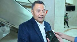 Anggota Komisi II DPR RI Mardani Ali Sera mengkritisi terkait minimnya waktu pembahasan Rancangan Undang-Undang Daerah Khusus Jakarta (RUU DKJ).

Hal itu termasuk juga mengenai polemik pemilihan gubernur DKJ yang dilakukan oleh presiden, bukan melalui pilkada sebagaimana tertuang dalam Pasal 10 ayat (2) RUU DKJ.
 
“(RUU DKJ) mesti dibahas di masa sidang ini, karena harus diketok selesai sebelum 15 Februari. Sementara tanggal 6 (februari) kita sudah reses lagi, jadi dari sekarang sampai tanggal 6 Februari akan dibahas. Pasal-pasal kontroversi akan dibuka akan dibuka ke publik dan kami berharap itu bisa dijaga bersama, termasuk kita tolak bahwa Gubernur DKI ditunjuk oleh Presiden,” kata Mardani, Selasa (16/1/2024).
 
Mardani juga menilai rentan waktu yang ada untuk membahas RUU DKJ ini dinilai kurang, sehingga ada terkesan buru-buru dari pemerintah untuk mengesahkan RUU DKJ ini.
 
“Terlalu terburu-buru. Karena saya kira ada kelalaian dari pemerintah mestinya dapat waktu dua tahun sejak undang-undang IKN disahkan mereka bisa menyiapkan untuk dibahas. Tapi karena memang disepakatinya di last minute, akhirnya yang terjadi kita akan membahasnya (RUU DKJ) secara rushing (terburu-buru),” sambung Politisi PKS ini.
 
Sebelumnya, Legislator Dapil DKI Jakarta I ini juga sempat menyatakan bahwa ia melihat ada kejanggalan dari munculnya RUU DKJ ini.
 
“Awal pembahasannya setahu saya (RUU) ini usulan pemerintah. Kami pernah diundang Kemendagri terkait ada draf RUU Daerah Khusus Jakarta dan kita di Komisi II lagi membahas. Tiba-tiba ada masuk dari Baleg undangan untuk membahas RUU DKJ ini usulan dari DPR. Ada yang gelap, Kalau di Komisi II, (RUU) ini masih inisiatifnya pemerintah tetapi ketika di Baleg berubah jadi inisiatifnya DPR,” pungkas Mardani.