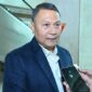 Anggota Komisi II DPR RI Mardani Ali Sera mengkritisi terkait minimnya waktu pembahasan Rancangan Undang-Undang Daerah Khusus Jakarta (RUU DKJ).

Hal itu termasuk juga mengenai polemik pemilihan gubernur DKJ yang dilakukan oleh presiden, bukan melalui pilkada sebagaimana tertuang dalam Pasal 10 ayat (2) RUU DKJ.
 
“(RUU DKJ) mesti dibahas di masa sidang ini, karena harus diketok selesai sebelum 15 Februari. Sementara tanggal 6 (februari) kita sudah reses lagi, jadi dari sekarang sampai tanggal 6 Februari akan dibahas. Pasal-pasal kontroversi akan dibuka akan dibuka ke publik dan kami berharap itu bisa dijaga bersama, termasuk kita tolak bahwa Gubernur DKI ditunjuk oleh Presiden,” kata Mardani, Selasa (16/1/2024).
 
Mardani juga menilai rentan waktu yang ada untuk membahas RUU DKJ ini dinilai kurang, sehingga ada terkesan buru-buru dari pemerintah untuk mengesahkan RUU DKJ ini.
 
“Terlalu terburu-buru. Karena saya kira ada kelalaian dari pemerintah mestinya dapat waktu dua tahun sejak undang-undang IKN disahkan mereka bisa menyiapkan untuk dibahas. Tapi karena memang disepakatinya di last minute, akhirnya yang terjadi kita akan membahasnya (RUU DKJ) secara rushing (terburu-buru),” sambung Politisi PKS ini.
 
Sebelumnya, Legislator Dapil DKI Jakarta I ini juga sempat menyatakan bahwa ia melihat ada kejanggalan dari munculnya RUU DKJ ini.
 
“Awal pembahasannya setahu saya (RUU) ini usulan pemerintah. Kami pernah diundang Kemendagri terkait ada draf RUU Daerah Khusus Jakarta dan kita di Komisi II lagi membahas. Tiba-tiba ada masuk dari Baleg undangan untuk membahas RUU DKJ ini usulan dari DPR. Ada yang gelap, Kalau di Komisi II, (RUU) ini masih inisiatifnya pemerintah tetapi ketika di Baleg berubah jadi inisiatifnya DPR,” pungkas Mardani.