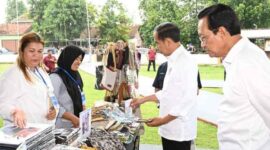 Presiden Jokowi Beli Produk Nasabah Mekaar
