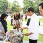 Presiden Jokowi Beli Produk Nasabah Mekaar