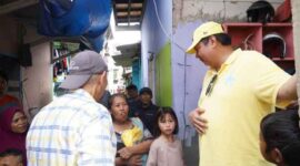 Blusukan ke Cengkareng, Airlangga Pastikan Warga Miskin Terima Bansos