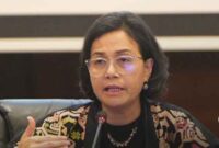 Sri Mulyani akhirnya buka suara setelah diisukan akan mundur dari kabinet Indonesia maju sebagai Menteri Keuangan. Sri Mulyani mengaku selama ini dirinya hanya bekerja saja.

"Saya bekerja, saya bekerja, oke makasih," ujar Sri Mulyani singkat ketika ditanya soal pengunduran dirinya di Istana Negara, Jumat (19/1/2024).

Sri Mulyani pun langsung pergi tanpa menjelaskan dengan detail pernyataannya tersebut. Padahal isu dirinya akan mundur dari kabinet semakin kencang akhir-akhir ini.

Terkait isu itu, Presiden Joko Widodo mengatakan bahwa isu beberapa menteri di Kabinet Indonesia Maju akan mundur dikaitkan dengan motif politik tertentu.

Menurut Jokowi, hal itu bisa saja terjadi mengingat tahun politik akan berkaitan dengan segala bentuk yang berbau politik.

"Ya namanya bulan politik, tahun politik, ya, semua hal akan berkaitan dengan hal-hal yang bersifat politik. Tapi biasa kok kita kerja biasa, kerja rutin biasa," tutur Jokowi saat ditemui di Stadion Utama Gelora Bung Karno, Senayan, Jakarta Pusat, Sabtu (20/1/2024).

Jokowi kemudian bertanya-tanya dari mana kabar mundurnya beberapa menteri berhembus.

Karena, para menteri itu tetap bekerja sesuai dengan tugas dan fungsinya masing-masing. Ia pun kerap melakukan rapat terbatas, rapat internal, hingga rapat paripurna di Istana Negara dengan para menteri.

"Ha? Menteri setiap hari kita ratas, setiap (hari) kita rapat terbatas, setiap hari rapat internal, setiap hari. Dengan semua menteri atau dengan sebagian menteri," beber dia.

Lebih lanjut Jokowi menjelaskan, beberapa rapat bersama para menteri terus dilakukan, bahkan di pekan ini. Belum lama ini, pihaknya juga melakukan rapat internal dan rapat paripurna membahas digitalisasi pemerintahan.

"Kabarnya dari siapa, wong kita dari pagi sampai sore, pagi, siang, malam, kita rapat paripurna, rapat internal, rapat terbatas, selalu enggak pernah ada jedanya. Setiap jam, setiap 2 jam, gonta-ganti rapat, gonta-ganti menteri (untuk rapat berbeda) juga enggak ada masalah," terang Jokowi.

Sebelumnya, kabar isu soal mundurnya beberapa menteri datang dari Ekonom Senior Faisal Basri. Dalam penjelasannya, Faisal menyerukan agar menteri-menteri mundur dari kabinet Presiden Joko Widodo.

Hal itu menyusul ungkapan kekecewaan terhadap kebijakan Pemerintahan Presiden Jokowi yang dianggap tidak netral pada Pemilihan Presiden (Pilpres) 2024. Dalam seruan itu, Faisal menyebut nama Sri Mulyani, Pramono Anung dan Basuki Hadimuljono.

"Ayo sama-sama kita bujuk Bu Sri Mulyani (Menteri Keuangan), Pak Basuki (Menteri PUPR), dan beberapa menteri lagi untuk mundur. Itu efeknya dahsyat. Secara moral, saya dengar Bu Sri Mulyani paling siap untuk mundur. Pramono Anung (Sekretaris Kabinet) sudah gagap. Kan PDI (PDI Perjuangan) belain Jokowi terus, pusing," klaim Faisal dalam Political Economic Outlook 2024 di Tebet, Jakarta Selatan, Sabtu (13/1/2024) melansir dari Tribunnews.

Pada Kamis (18/1/2024), Faisal Basri memberikan penjelasan perihal kabar tersebut. Faisal menegaskan, ia tidak secara langsung membujuk Sri Mulyani maupun Basuki untuk mundur dari kabinet. Melainkan, ia mendesak dan menyuarakan agar masyarakat juga memberikan desakan agar menteri-menteri mundur.