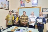 Madsanih Manong dan Rekan foto bersama mahasiswi dari Fakultas Hukum Universitas Padjadjaran (Unpad) Bandung.