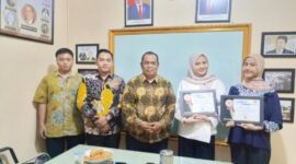 Madsanih Manong dan Rekan foto bersama mahasiswi dari Fakultas Hukum Universitas Padjadjaran (Unpad) Bandung.