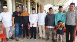 Pengurus wilayah RW 010 Kelurahan Semanan dan Yayasan Nuryanto Medical Nusantara bersama DKM Masjid Jamie Al- Mukhilisin (ist)