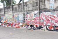 Tumpukan sampah di pinggir jalan Kihajar Dewantoro, Kelurahan Ketapang, Cipondoh, Kota Tangerang. (Foto/dok)