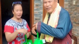 Salah satu warga yang menerima bantuan berupa paket sembako dari Paguyuban Keluarga Sejahtera (PKS). Foto/Dokumentasi.
 