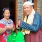 Salah satu warga yang menerima bantuan berupa paket sembako dari Paguyuban Keluarga Sejahtera (PKS). Foto/Dokumentasi.
 