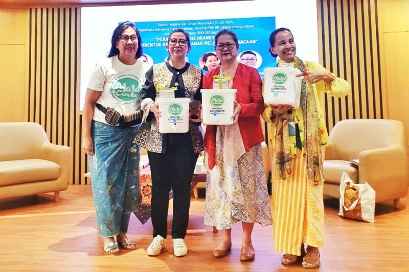 Dari kiri ke kanan : dr.Amaranila Lalita Drijono, sp.DVE, Prof Dr dr Martina Nasrun, sp.KJ, Halida Hatta, Debra H Yatim